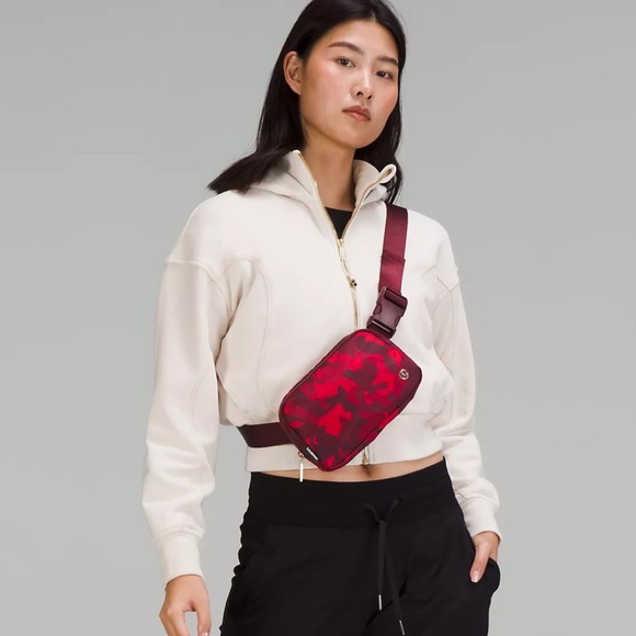 Lululemon NEW YEAR Everywhere Belt Bag 1L - Picture 2 of 7